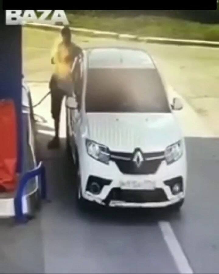 Rusia: cargaba nafta, encendió un cigarrilo y se le prendió fuego el auto