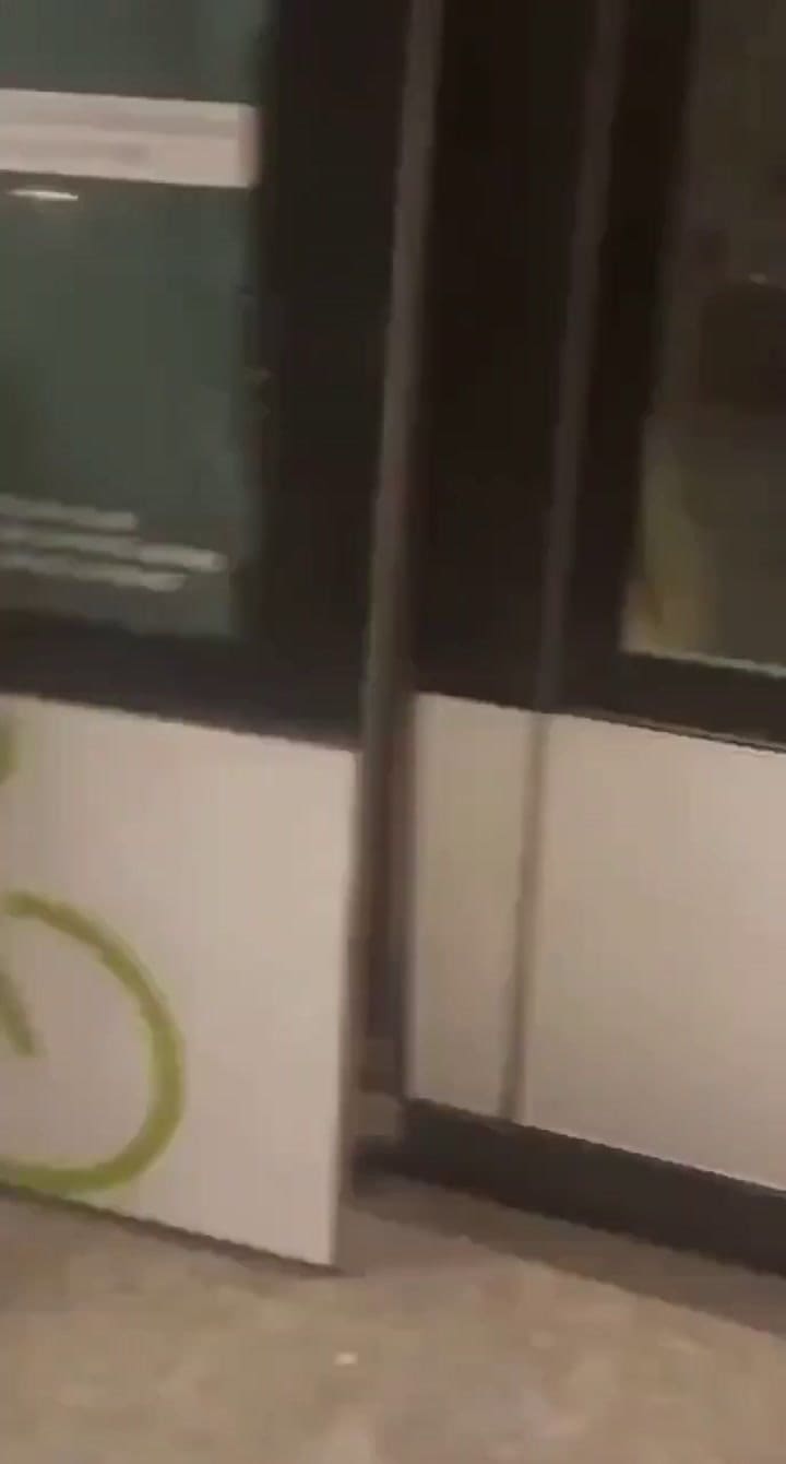 Pasajeros se trasladan por la estación, algunos heridos, tras el choque