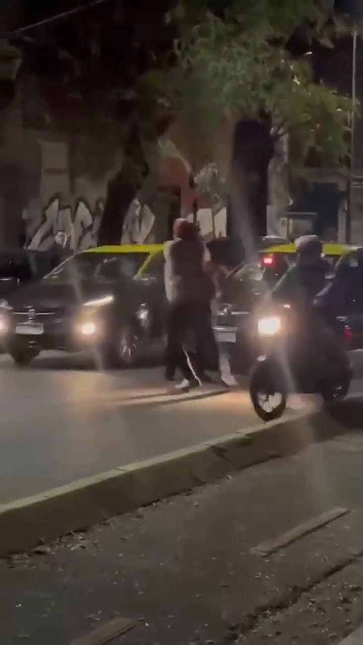 Dos taxistas se pelearon en la calle, uno chocó a un motociclista, y luego fue golpeado