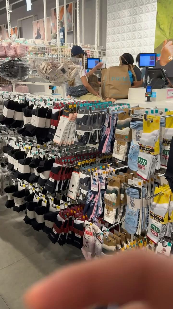 Le pidió una foto a la China Suárez, la criticó por comprar en una tienda low cost y la actriz le contestó