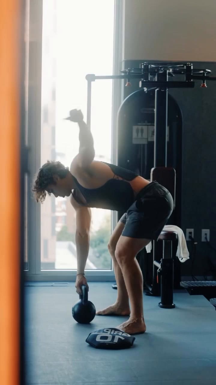 Elias entrena duro: hace pilates, yoga, entrenamiento funcional y ejercicios de fuerza