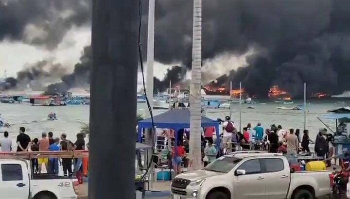 Incendio en el puerto de Manta
