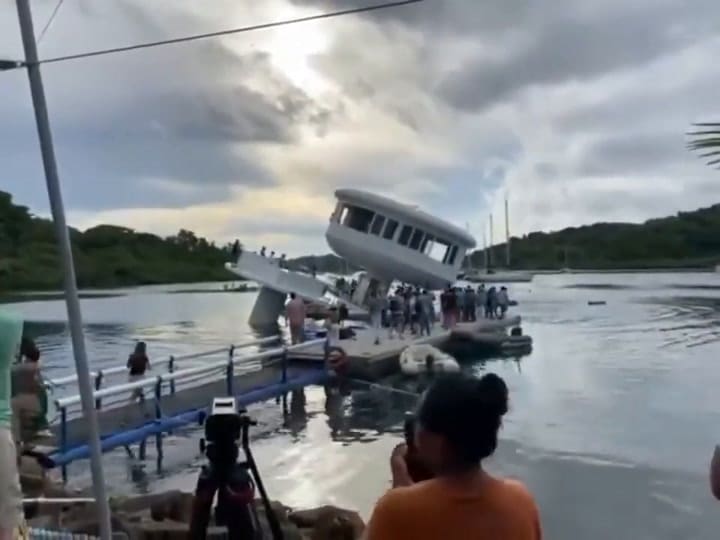 El momento en que una casa flotante de 1,5 millones de dólares se hunde en el agua