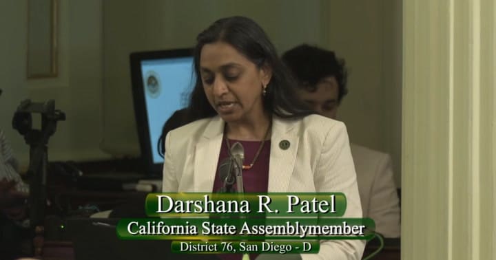 La AB 2555 fue presentada por la asambleísta demócrata Darshana R. Patel