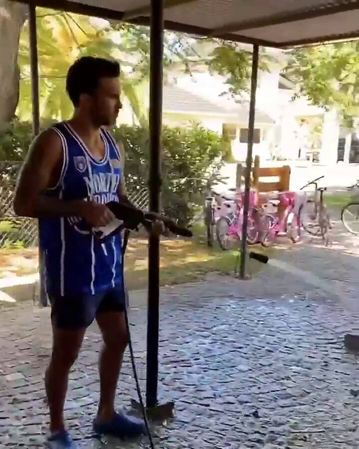 Fabián Cubero aprovechó la ola de calor para lavar su automóvil y promocionar una hidrolavadora