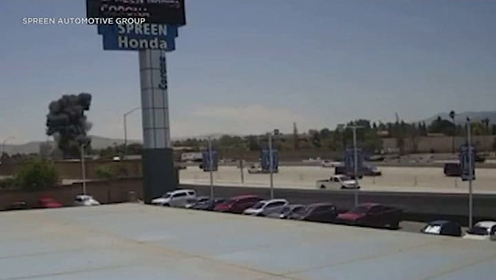 El momento en el que una avioneta se estrella contra una autopista en California 3