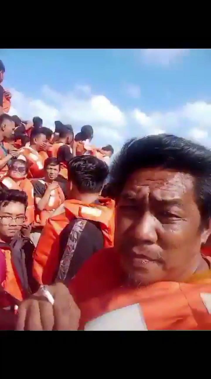 Los pasajeros se pusieron los chalecos salvavidas y esperaron en la superficie del barco