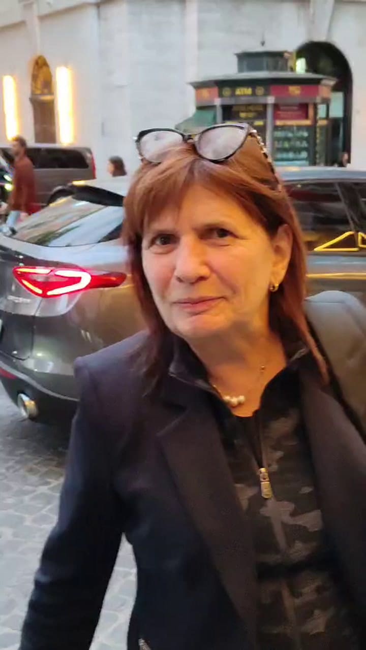 La llegada de la comitiva de Milei a Roma