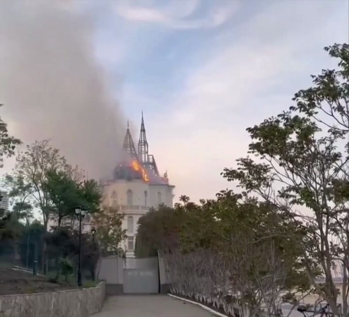 El incendio de un castillo en Ucrania tras un ataque ruso