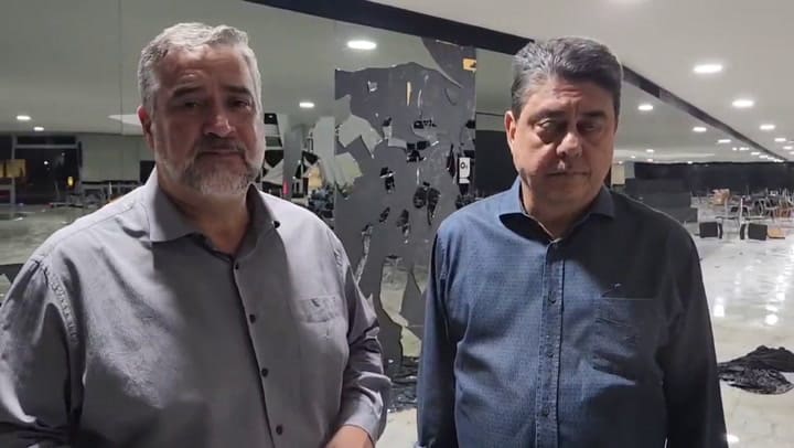 La sala de conferencia destrozada