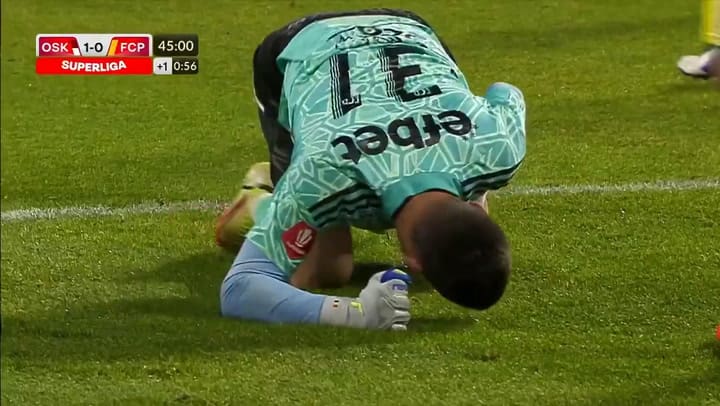 Un jugador de la liga rumana tenía el arco libre y erró el gol a propósito