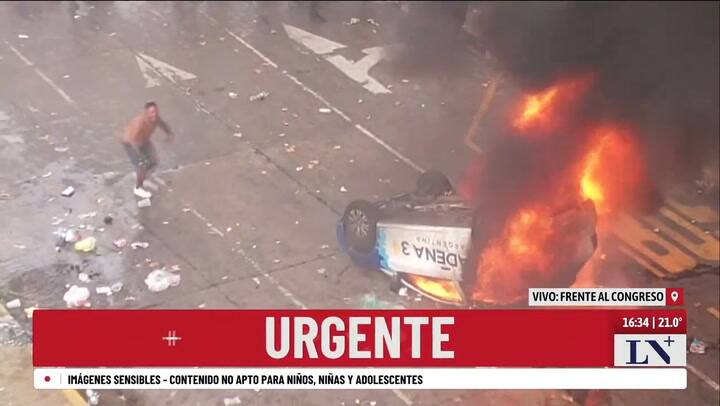 Manifestantes Dieron Vuelta Y Prendieron Fuego Un Auto
