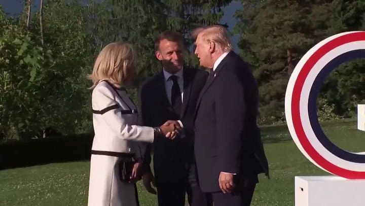 El saludo de Trump y Brigitte