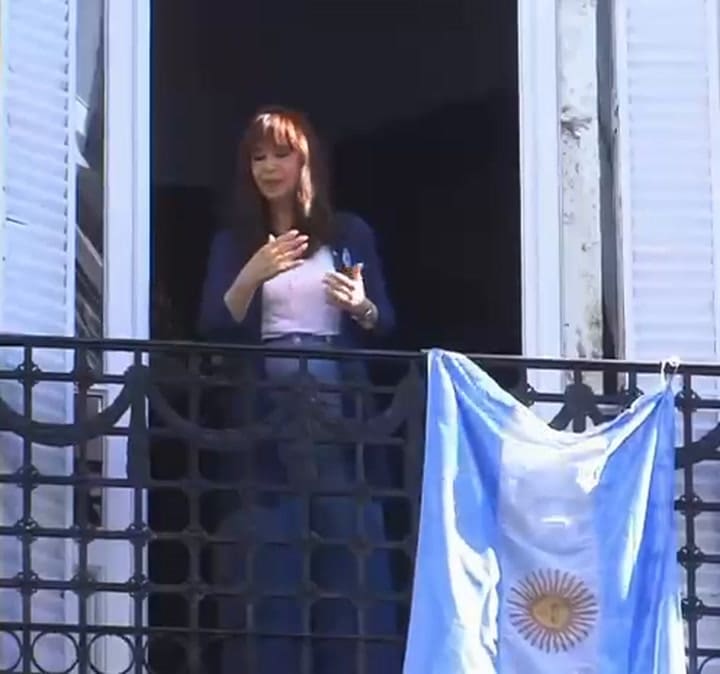 El saludo entre Máximo y Cristina Kirchner