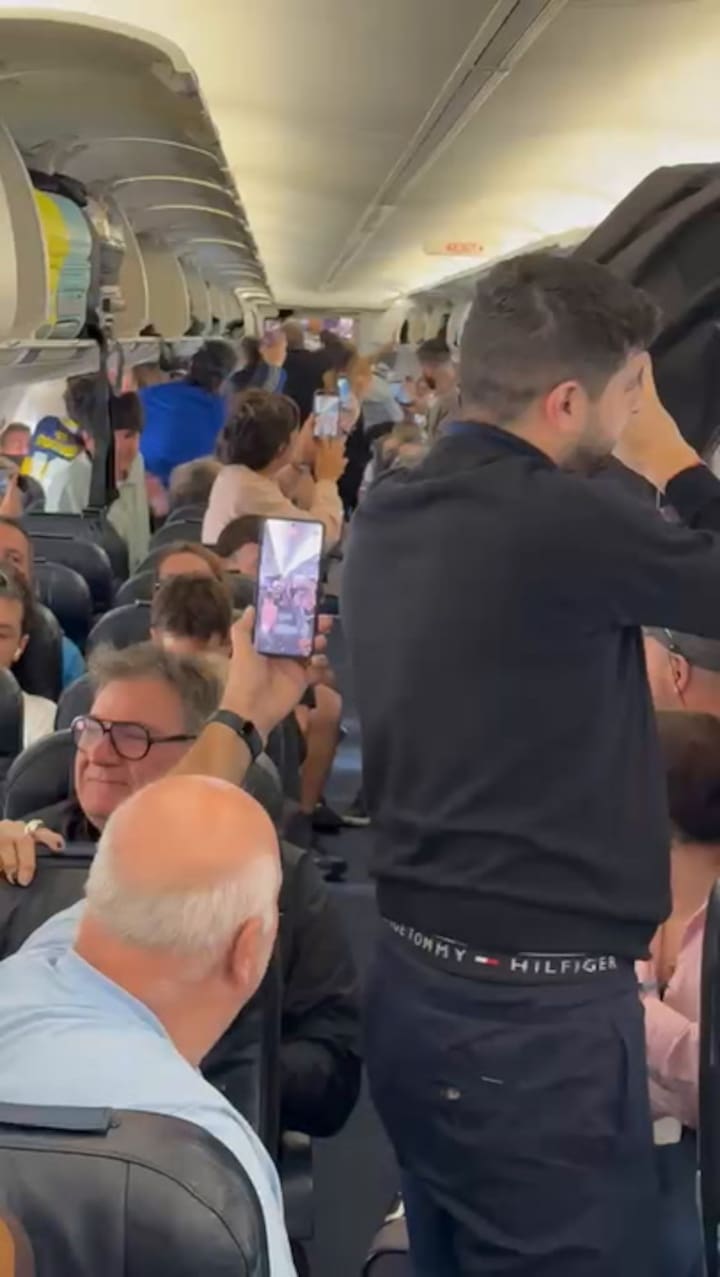 Show de "La Mona" Jiménez en un avión con campeones del mundo a bordo