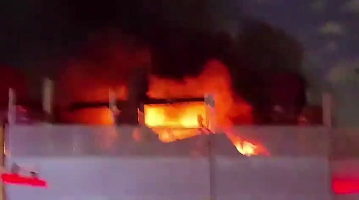 Bomberos y equipos de emergencias trabajan en La Boca para contener el incendio que afecta a un galpón