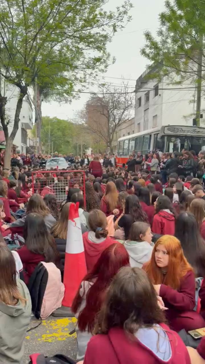 Sentada y reclamo en el Colegio Modelo Lomas