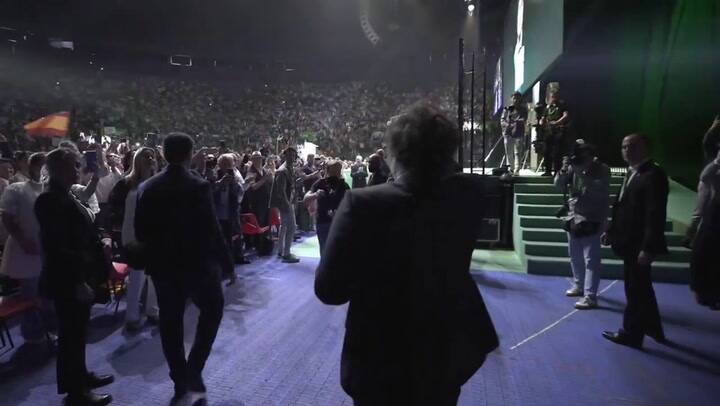 La entrada de Milei al acto de VOX