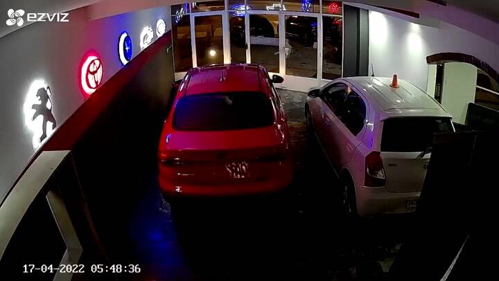 Entró borracho a una concesionaria, se robó un auto y lo chocó