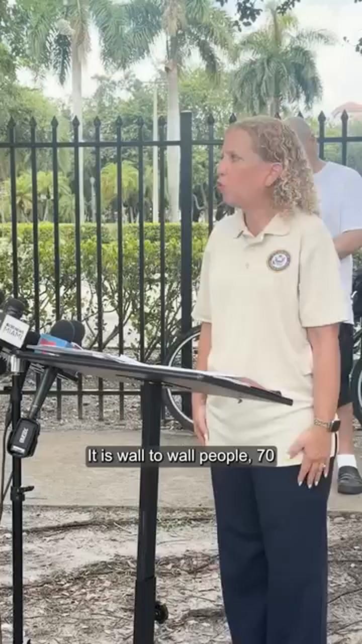 La representante demócrata Debbie Wasserman Schultz inspeccionó el edificio en julio