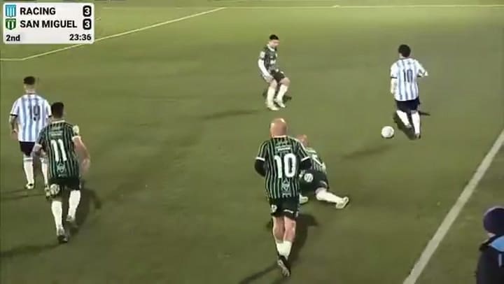 Brutal agresión de un jugador a un juez de línea en un partido de fútbol senior