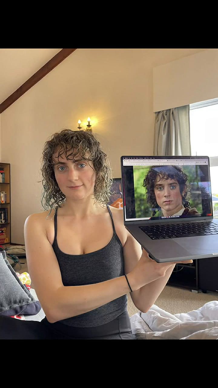 La joven que se cortó el flequillo y se parece a Frodo