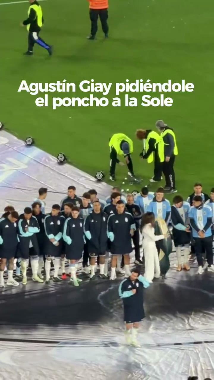 La Sole le dio su poncho a Agustín Giay durante la despedida de Messi (Video: X @sariskleit)