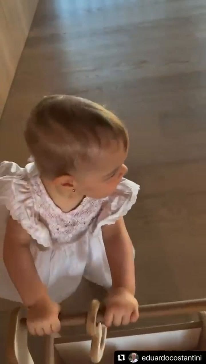 La hija de Eduardo y Elina está dando sus primeros pasos a pura carcajadas