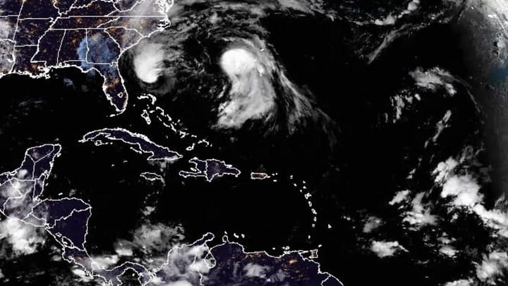 Humberto (derecha) e Imelda vistos desde el satélite de la NOAA