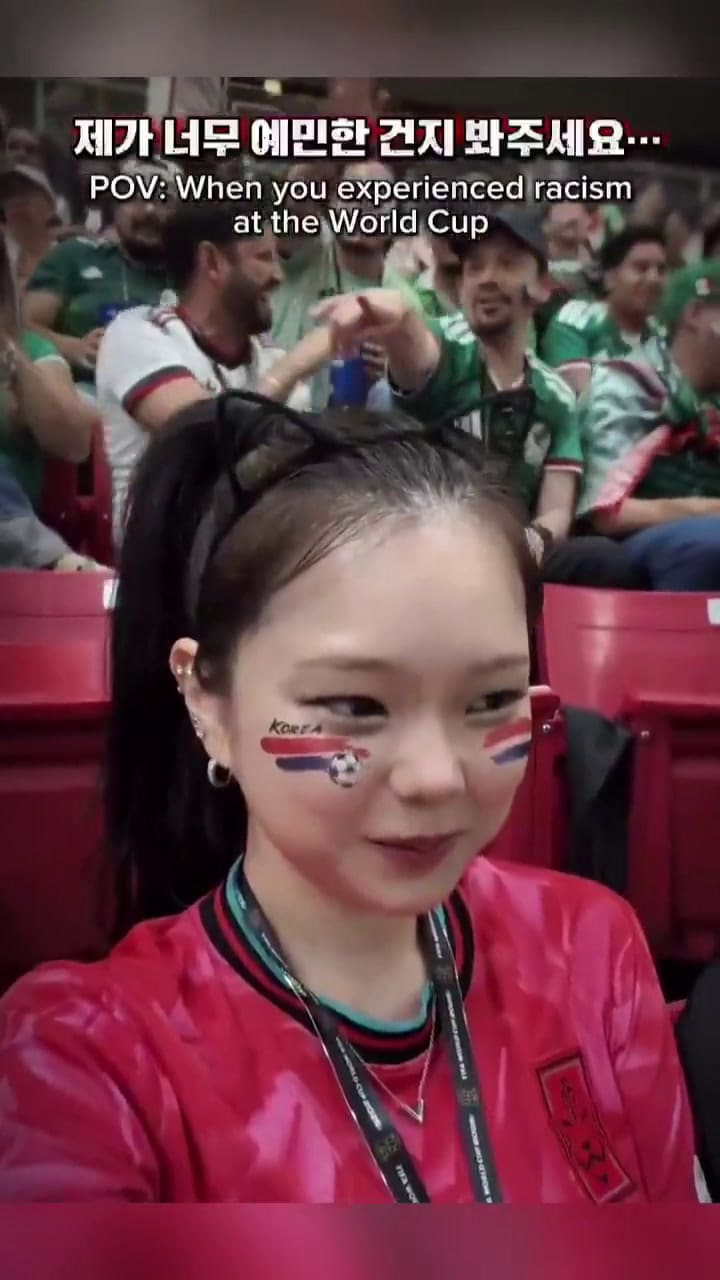 Un hincha mexicano le hizo un gesto racista a una influencer coreana y tuvo que pedir perdón