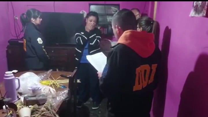 Detuvieron a una empleada de un hospital que le sacó fotos a las tarjetas de los médicos