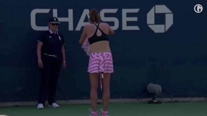 La francesa Alizé Cornet fue advertida por quitarse la remera en un partido - Fuente: The Guardian