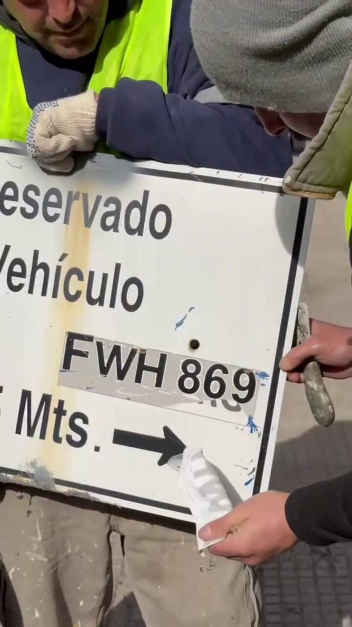 Suspenderán licencias y multarán a quienes usen carteles truchos de estacionamiento para personas con discapacidad