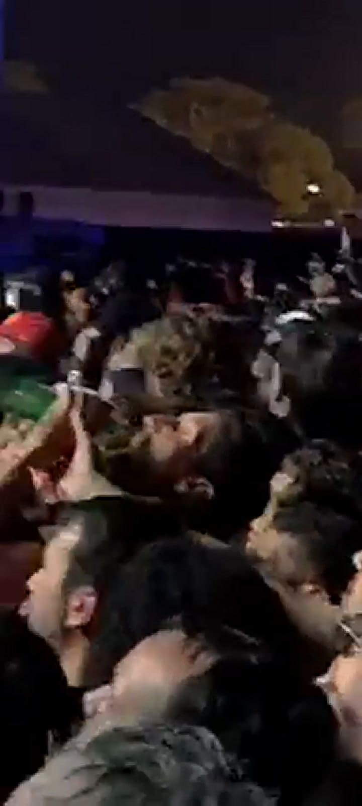 El momento en que Dave Grohl recibe el cuadro del pintor argentino TiN