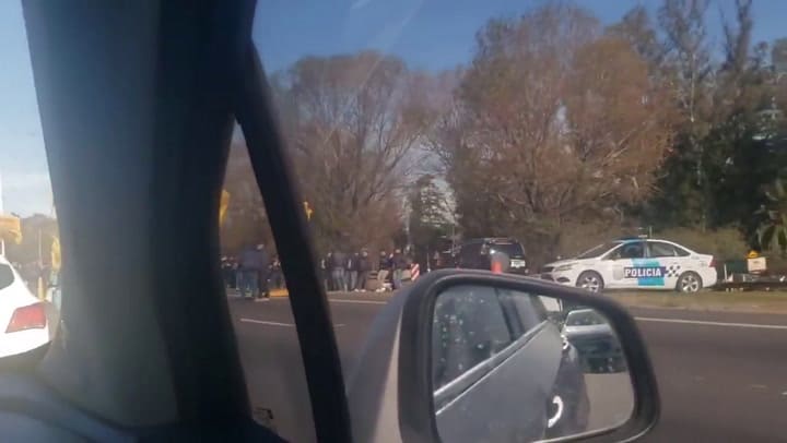 El piquete de los trabajadores de la línea 60 en el ramal Campana de la Panamericana