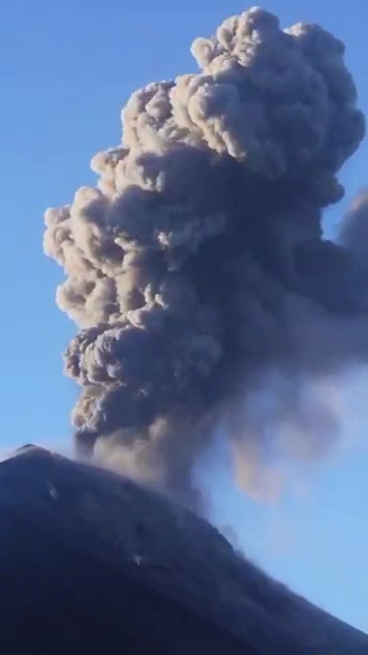 Las autoridades enviaron una advertencia naranja por la erupción