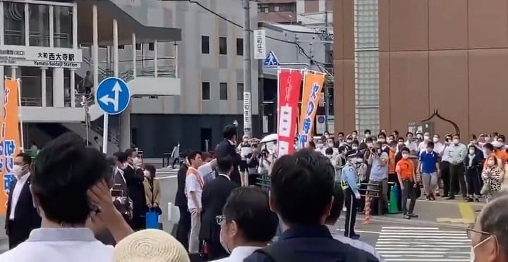 El momento en el que el exprimer ministro japonés recibe un disparo de bala en un acto