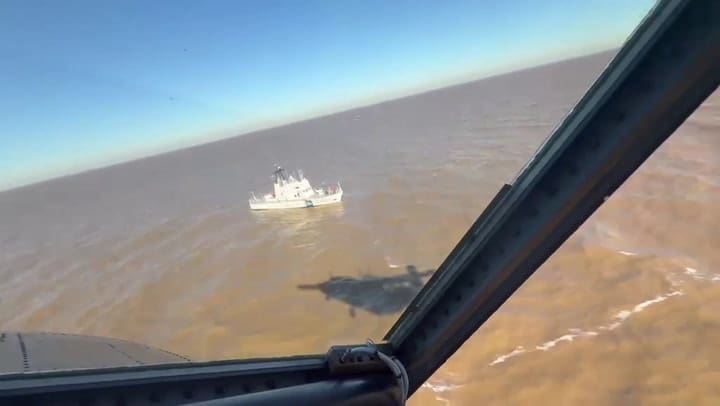 Buscan a una embarcación con cinco tripulantes en el Río de la Plata
