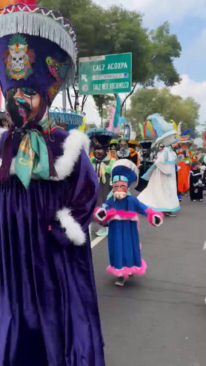 Color y música tradicional en los alrededores del estadio Azteca