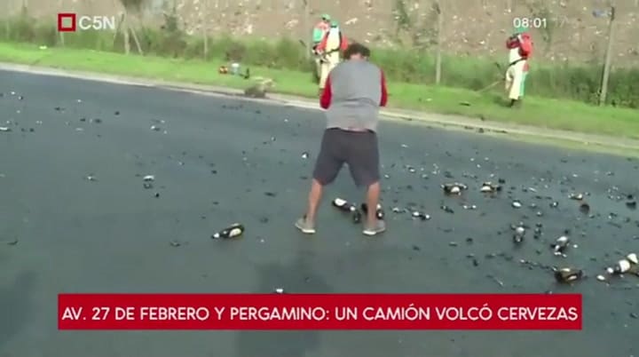 Vecinos de Soldati intentan recuperar algunos de los envases - Fuente: C5N