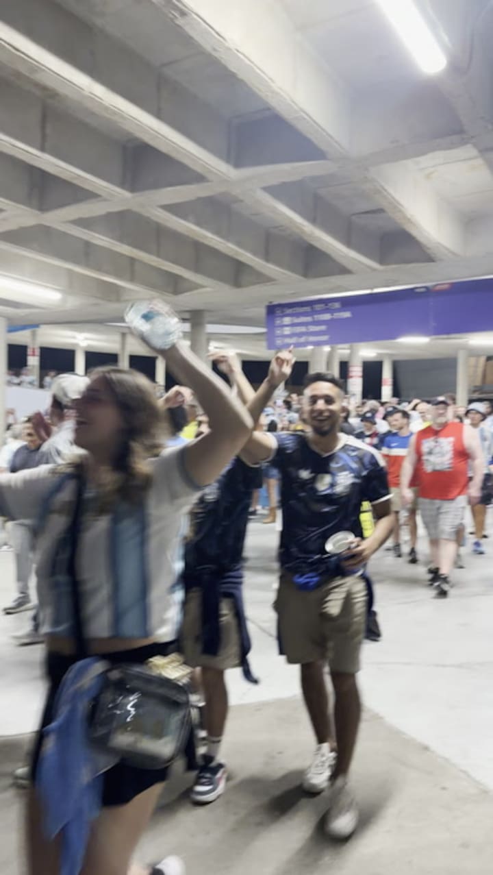 El canto de los hinchas argentinos en el interior del estadio de Kansas (Crédito: Matías Boela)