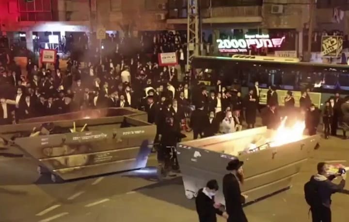 Judíos ultraortodoxos protestan contra las restricciones del gobierno israelí para frenar el Covid-1