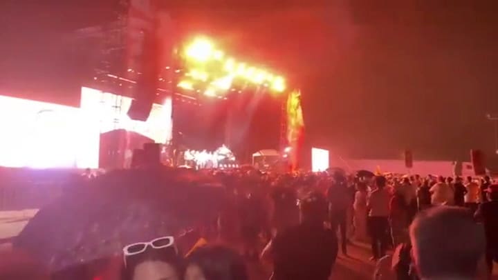 Así fue el momento exacto de la caída del escenario en un acto electoral en México: hay muertos y heridos