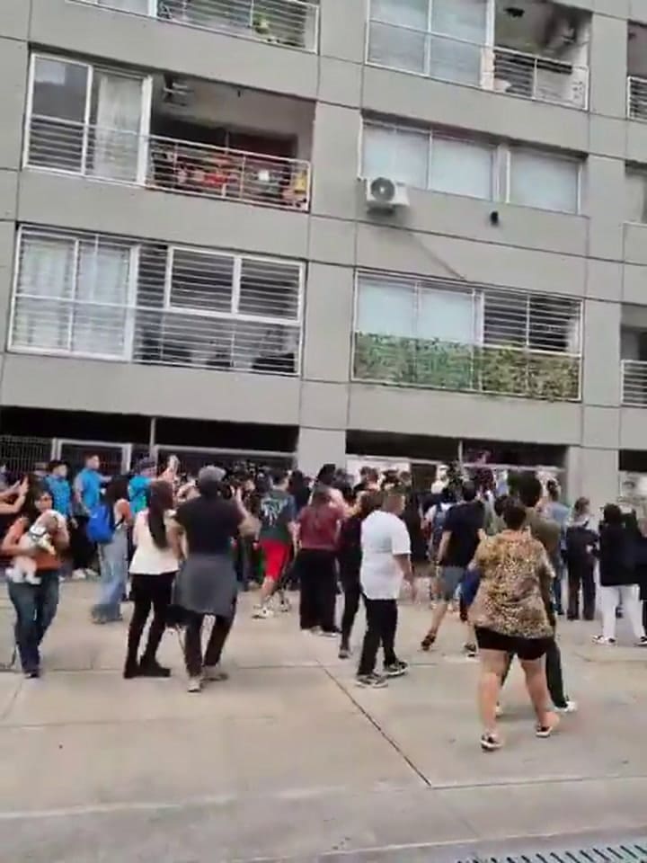 Los vecinos buscaban ingresar para frenar los trabajos de la retroexcavadora
