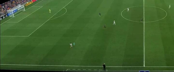 Un chico entró corriendo a una cancha de fútbol en pleno partido y su mamá lo rescató