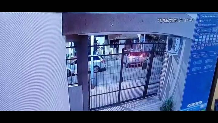 El momento en el que la viuda negra ingresa con la víctima a su casa
