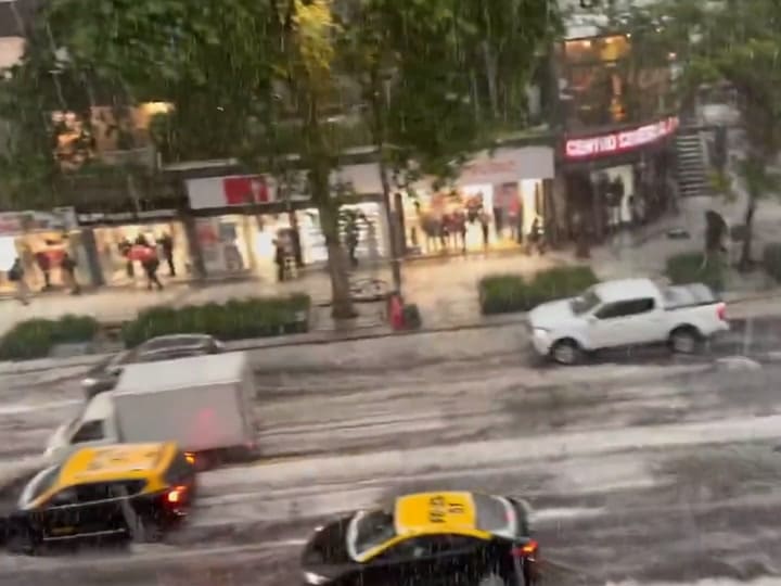 Usuarios de redes sociales compartieron imágenes del granizo que cayó en Providencia