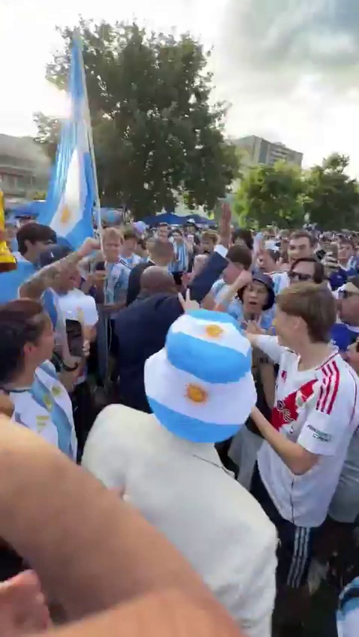 El alcalde de Kansas City se metió entre los hinchas y se unió al banderazo argentino en la previa del partido ante Suiza