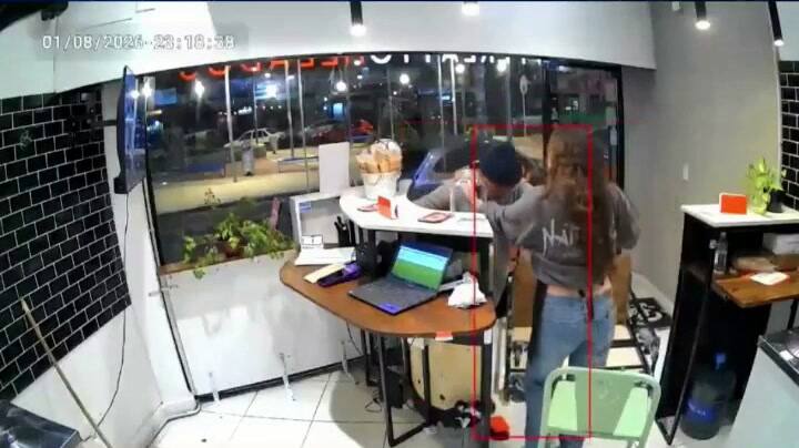 Una empleada de una heladería se defendió de un violento intento de robo en Ramos Mejía