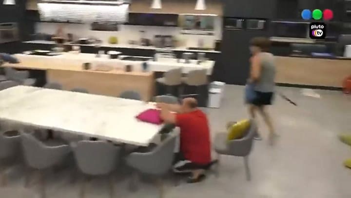 Marcos generó una guerra de almohadas en GH